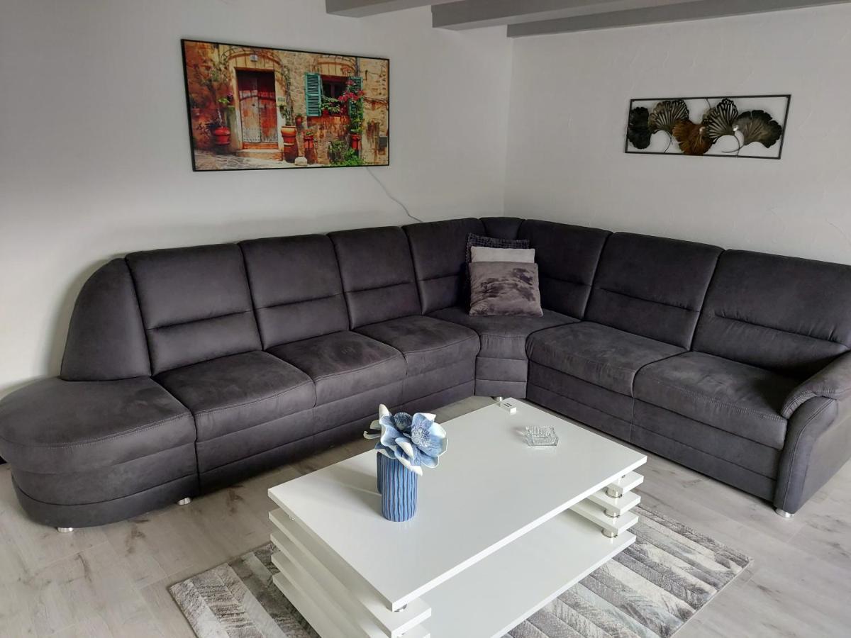 Familyhome Lopora Medebach Buitenkant foto